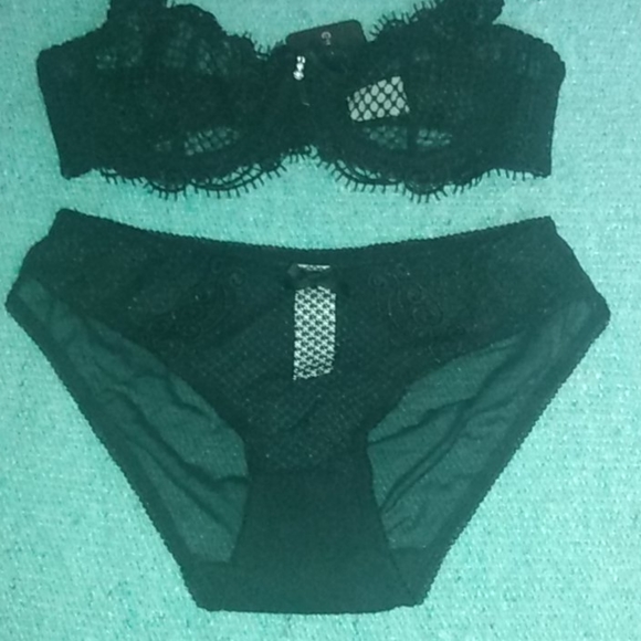 Guoeappa Lace Bra & Panties - Picture 2 of 8